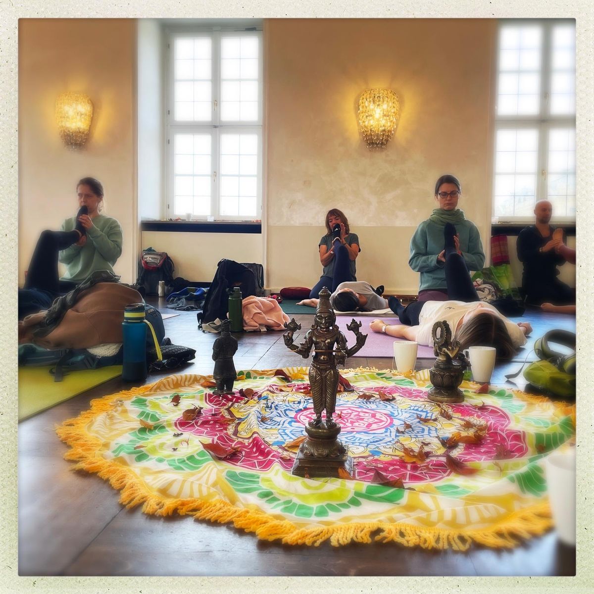 Altar mit Blumenmandala