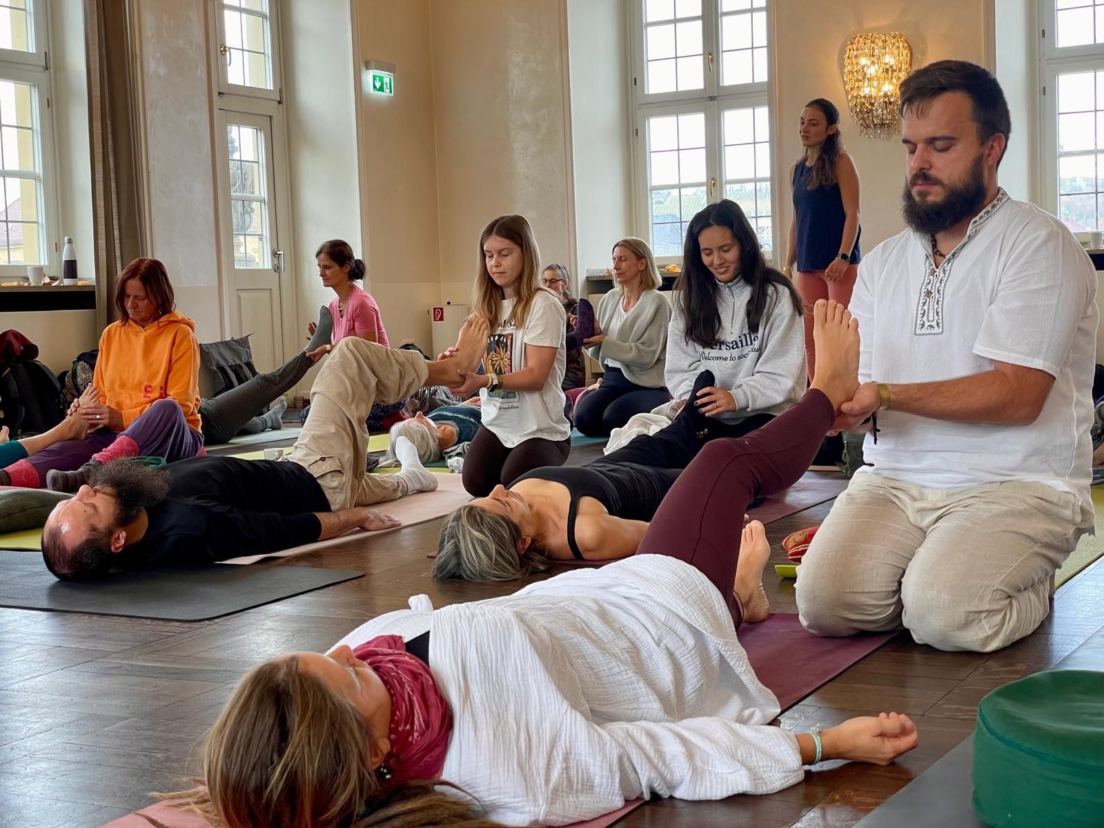 Voller Saal beim Yogafestival Würzburg 2024