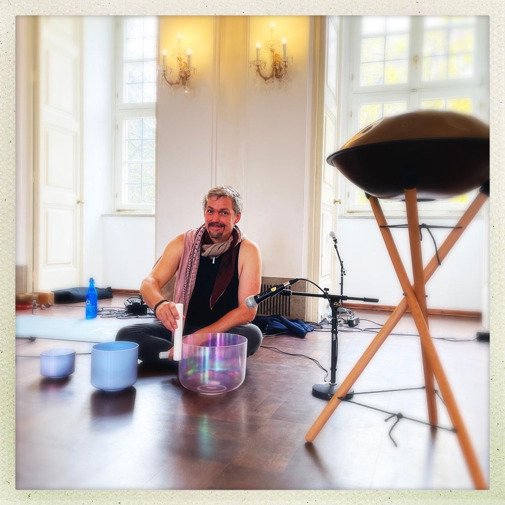 Klangschalen und Handpan im Saal