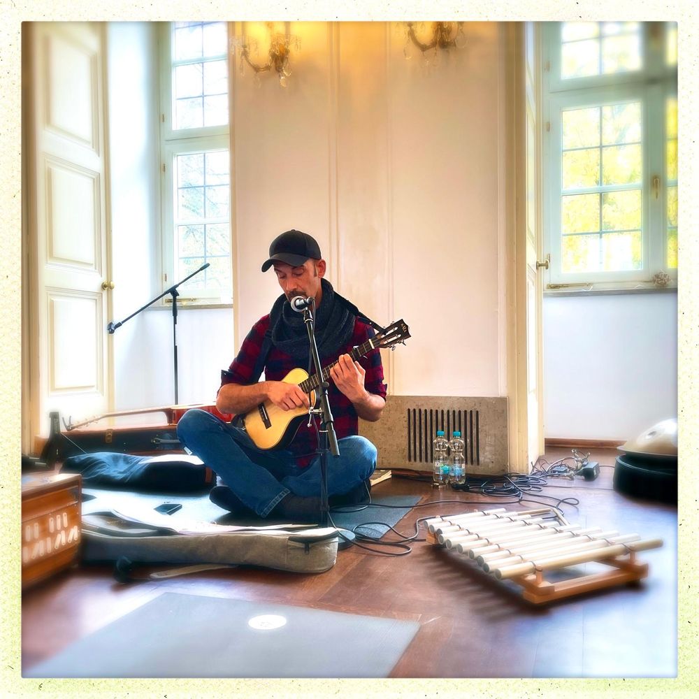 Musiker mit Gitarre beim Konzert
