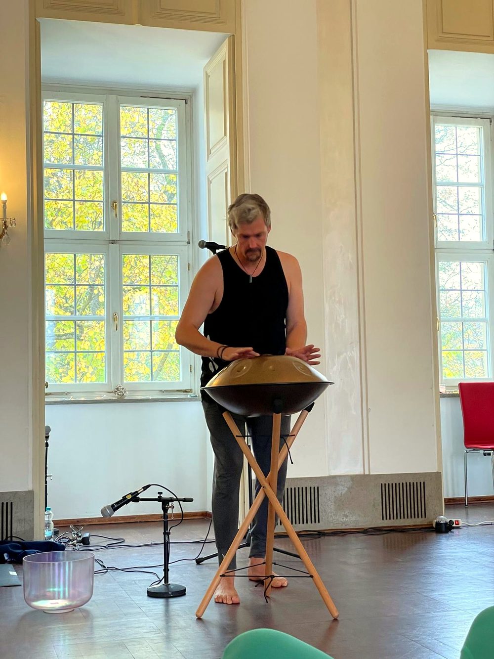 Klangmusik mit Handpan im Saal