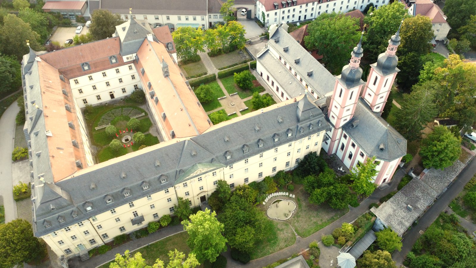 Kloster Oberzell mit Innenhof aus der Luft